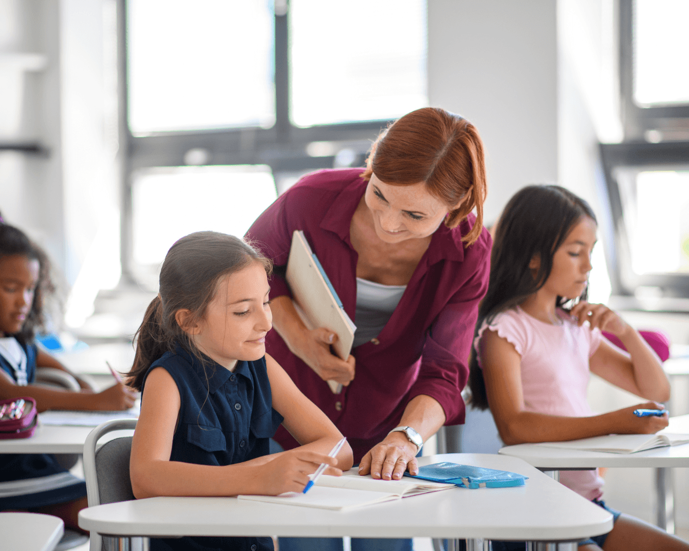 Enfants qui écoutent le professeur pendant un cours de mathématiques